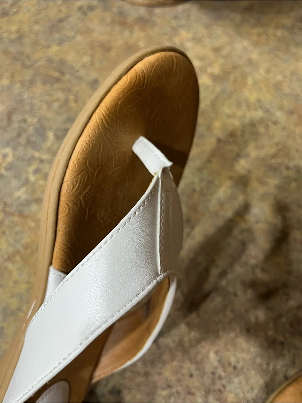 NWOT b.o.c. by Børn Women’s 8M White Comfort Thong Sandals Vacation coastal
